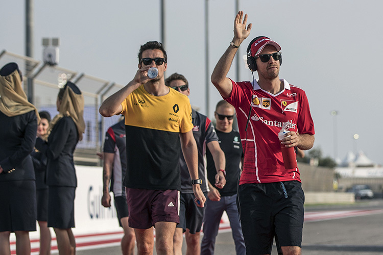 Jolyon Palmer und Sebastian Vettel in Bahrain 2017
