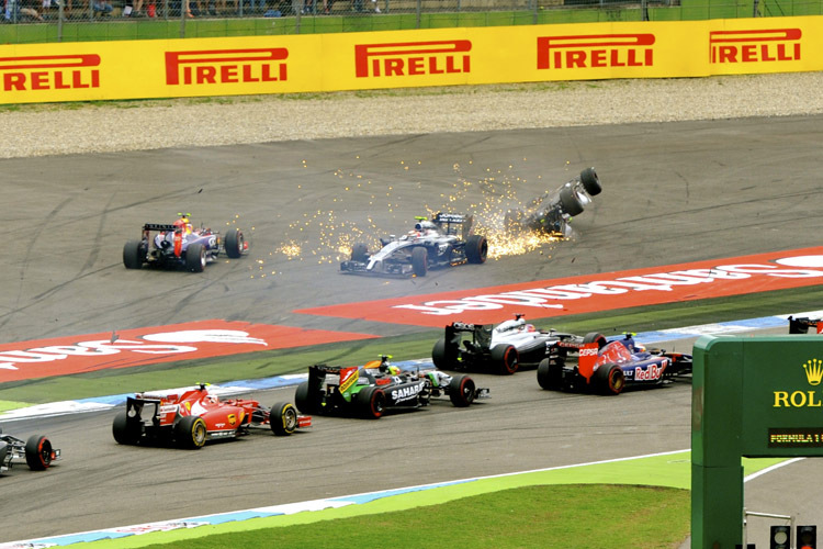 Kopfüber ins Aus: Felipe Massas Rennen war nach der ersten Kurve gelaufen