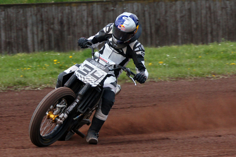 Randy Krummenacher driftet mit seinem Dirt-Track-Bike