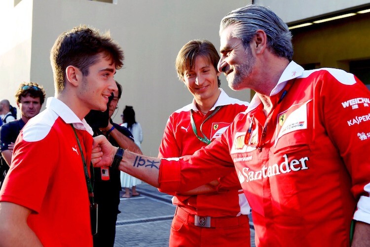 Leclerc in Abu Dhabi 2017 mit Massimo Rivola (Mitte) und dem damaligen Ferrari-Teamchef Maurizio Arrivabene