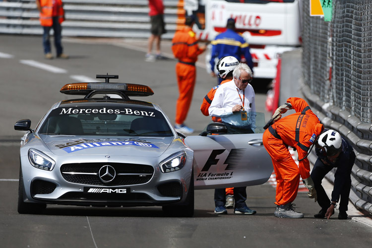 Der fragliche Kanaldeckel wurde vom FIA-Sicherheitsdelegierten Charlie Whiting inspiziert 