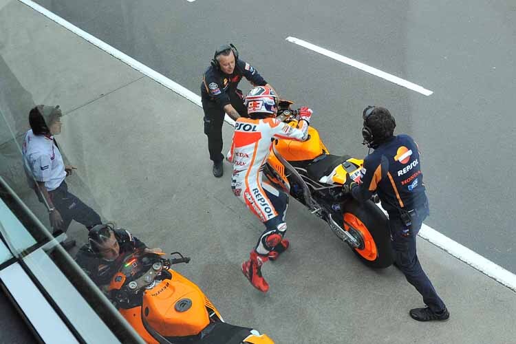 Marc Márquez beim illegalen Motorradwechsel in der elften Runde