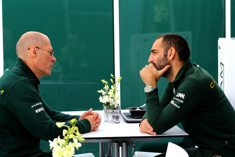 Caterham-Teamchef Cyril Abiteboul (re) über den Abgang von Mark Smith (li): «Natürlich war das eine schwierige Entscheidung, es ist nicht einfach, ein Teammitglied von Marks Kaliber gehen zu lassen»