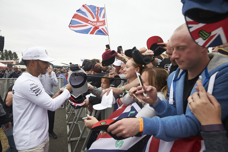 Lewis Hamilton mit seinen Fans