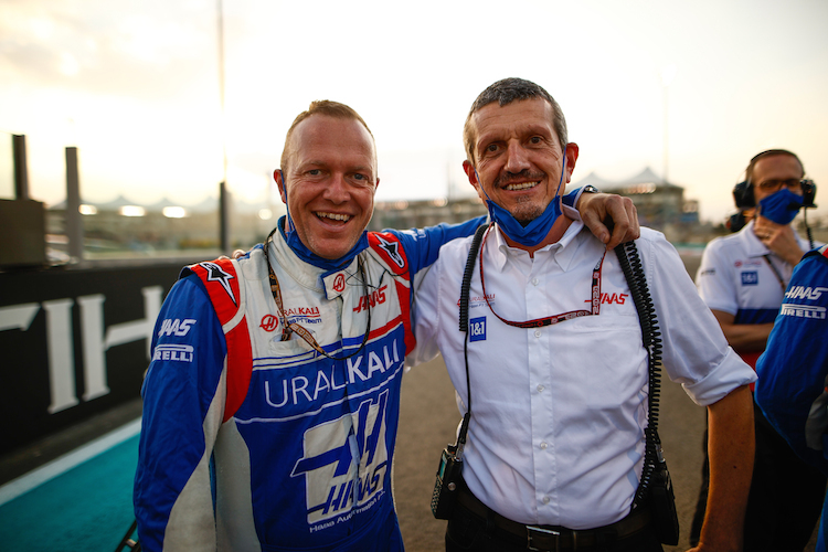 Haas-Teamchef Günther Steiner (r.) kann sich auf sein Team verlassen