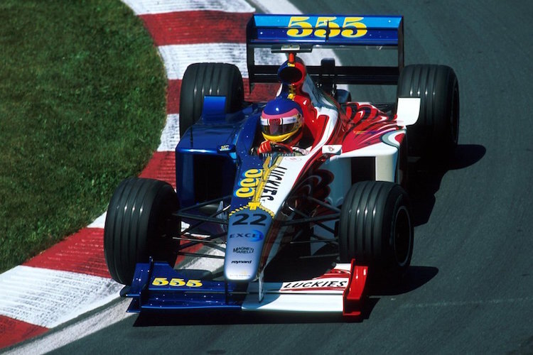 Der BAR 1999 mit Reissverschluss-Design. Am Lenkrad sitzt Jacques Villeneuve