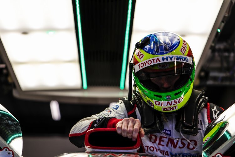Markanter Helm: Mike Conway steigt in den Toyota TS050 Hybrid