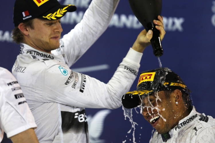 Champagnerdusche für Lewis Hamilton