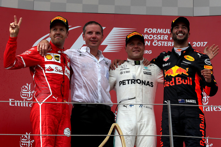Sebastian Vettel (links) ist überzeugt: Sieger Bottas hat einen Frühstart gezeigt