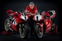 Carl Fogaty (54) mit dem Sondermodell Panigale V4 25° Anniversario (links) und seinem Weltmeister-Motorrad von 1999