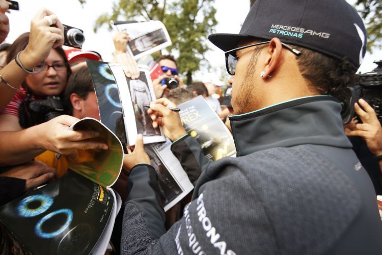 Lewis Hamilton gibt Autogramme