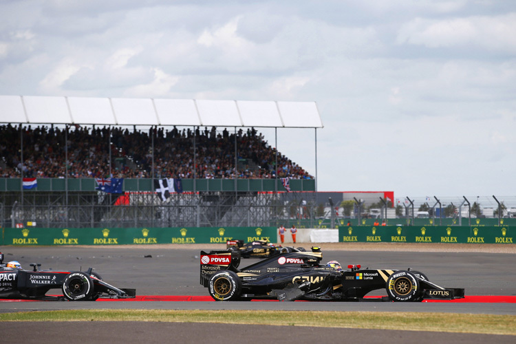 Vorne der kaputte Lotus von Maldonado, hinten steht Grosjean