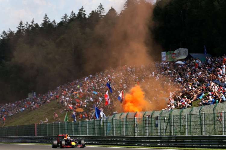 Viel Rauch für Max Verstappen, viel Applaus für Daniel Ricciardo