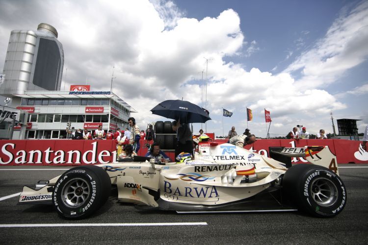 Sergio Perez vor dem Start am Sonntag