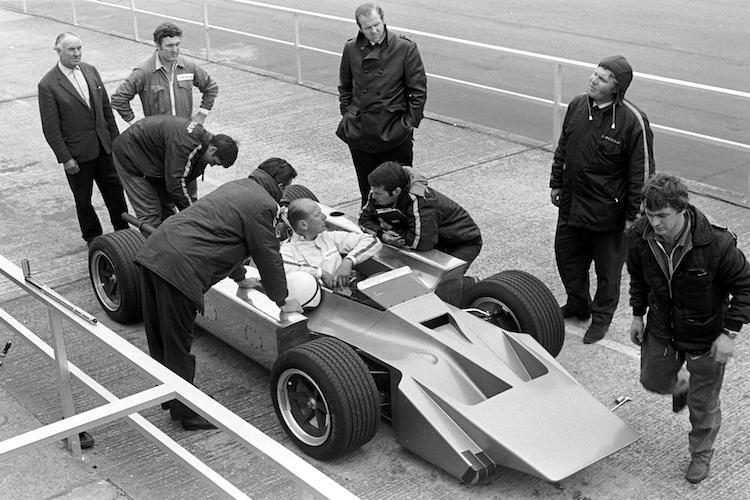 Das Vierrad-Projekt von Cosworth. Herd kniet rechts am Wagen