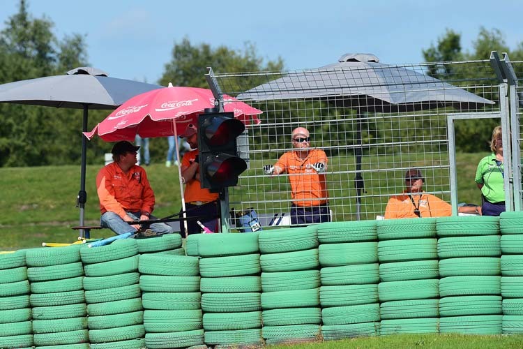 Die Streckenposten in Assen sind startklar