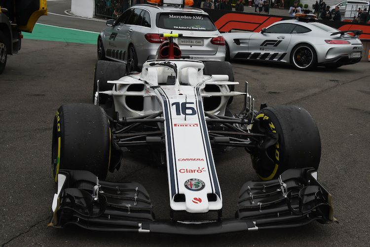 Fernando Alonsos McLaren hinterliess beim Spa-Crash deutlich spuren am Halo von Charles Leclercs Alfa Romeo-Sauber 