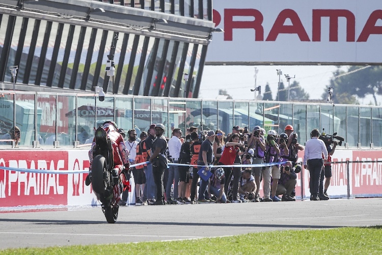 Enea Bastianini steht vor Freunde über Rang 3 Kopf