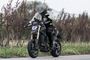 Ducati Multistrada V2: Schlanke, an der USD-Gabel befestigte Scheinwerfereinheit mit Schnabel