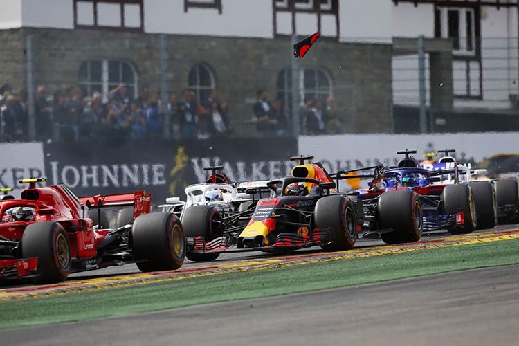 Daniel Ricciardo: Die Karbonteile fliegen