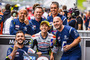 Ayumu Sasaki feiert, hinter ihm Peter Öttl