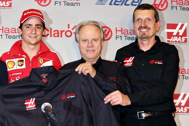 Günther Steiner (rechts) mit Pilot Esteban Gutiérrez und Teambesitzer Gene Haas