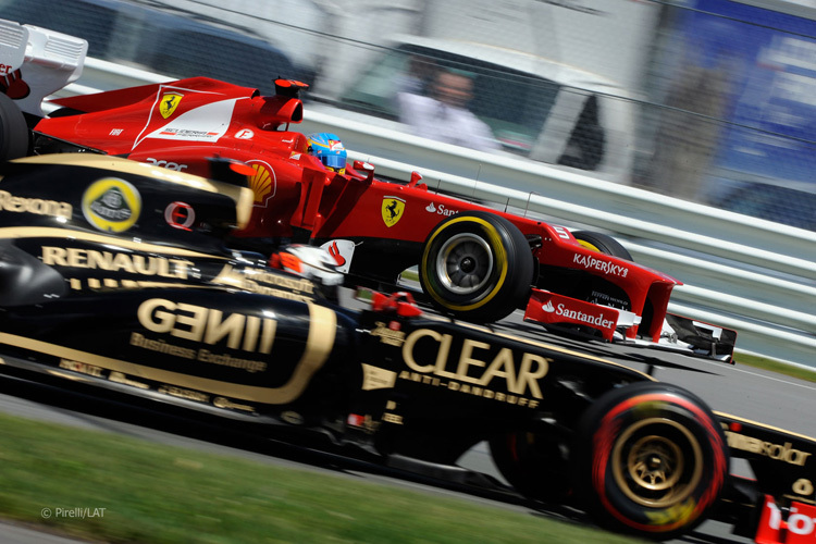 Schon 2012 sah sich Fernando Alonso den Lotus sehr genau an
