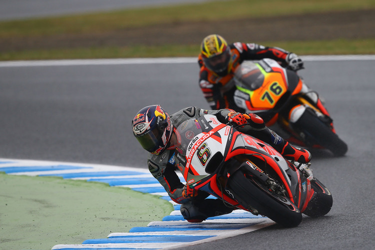 Im Regenrennen von Japan: Stefan Bradl vor Loris Baz