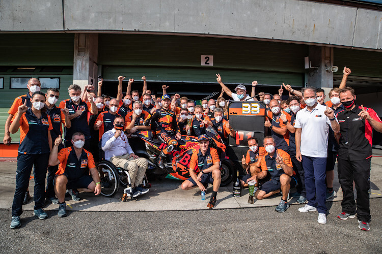 Familienfoto nach dem MotoGP-Sieg von Brad Binder in Brünn