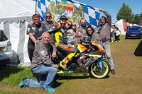 Das gesamte Team vor der mit Stolz präsentierten bayrischen Fahne