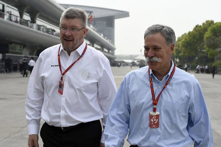 Ross Brawn (links) mit Formel-1-CEO Chase Carey