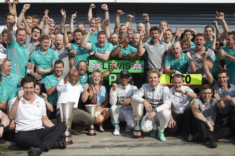 Hamilton und Rosberg mit ihrem Team