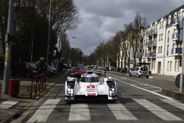 Audi R18 in den Strassen von Le Mans