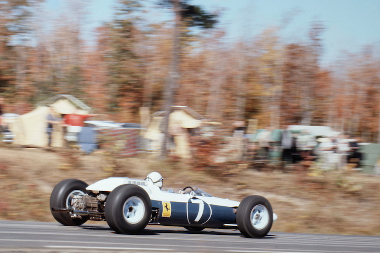 John Surtees 1964 in den Rennfarben der USA