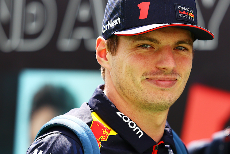 Max Verstappen würde seinen Startplatz auf der sauberen Seite der Bahn Carlos Sainz überlassen