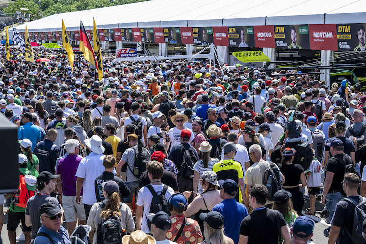  Jahr für Jahr feiern die DTM-Fans auf dem Norisring eine spezielle PS-Party