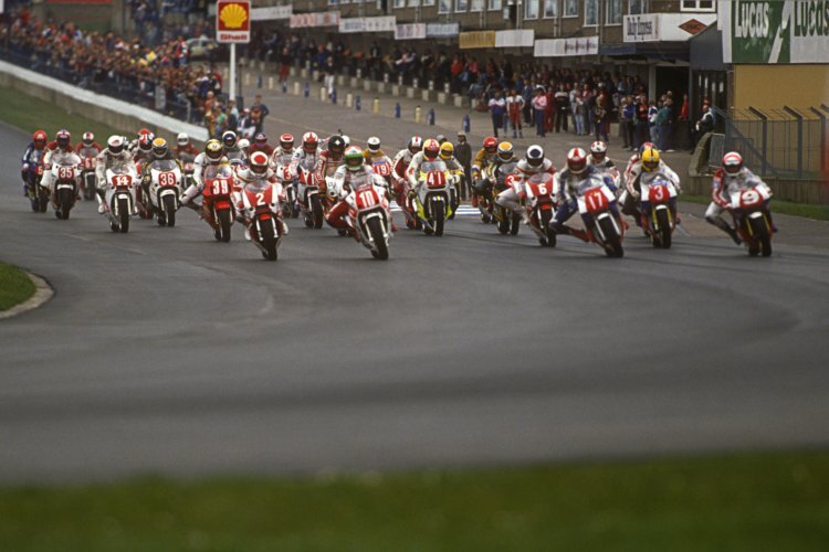 Der Start ins erste Rennen der Superbike-WM 1988 in Donington