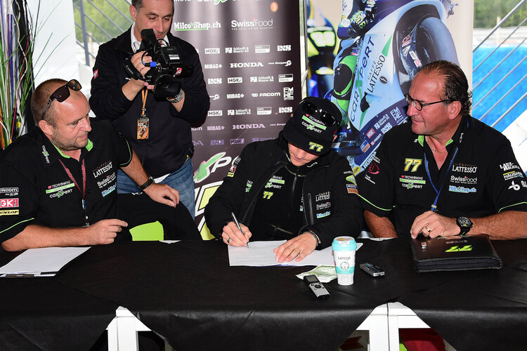 Am Sonntag um 10 Uhr unterzeichnete Aegerter den Moto2-Vertrag für 2015