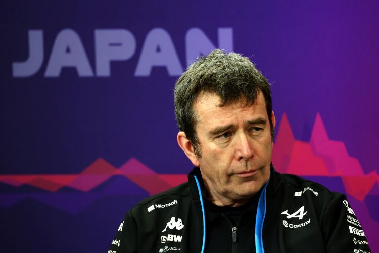 Alpine-Teamchef Bruno Famin bei einer Medienrunde in Suzuka