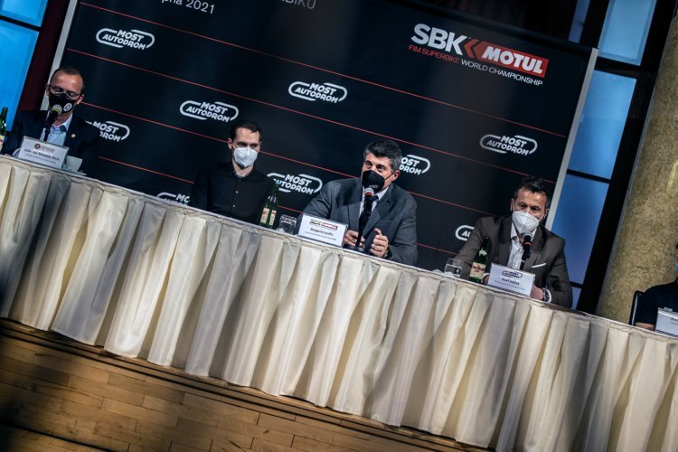 Gregorio Lavilla führte durch die Pressekonferenz 