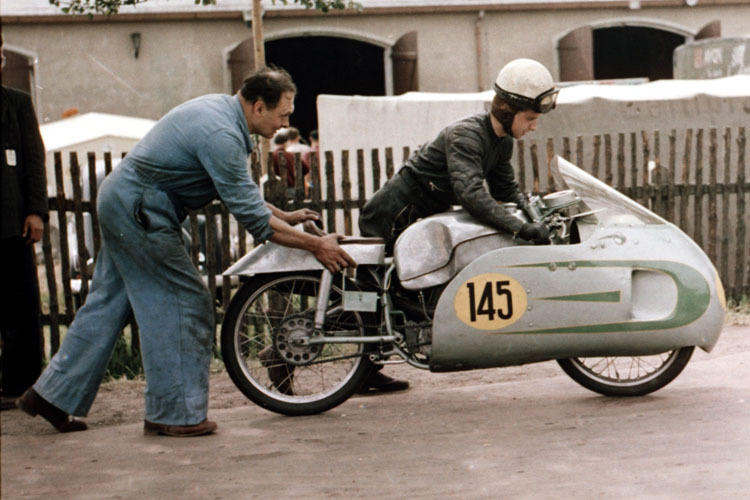 Ernst Degner und sein Helfer Karl Erhardt am Sachsenring 1956