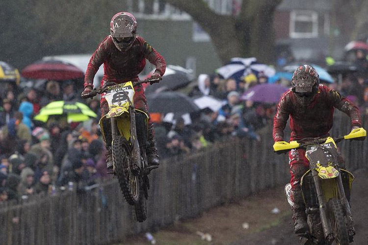 Ben Townley (#8) und Kevin Strijbos (#22) im kalten Schlamm von England