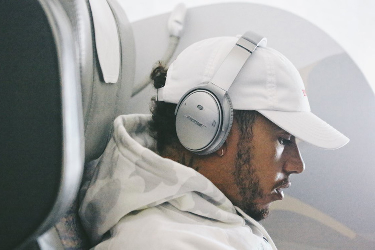Lewis Hamilton beim Flug nach Bahrain