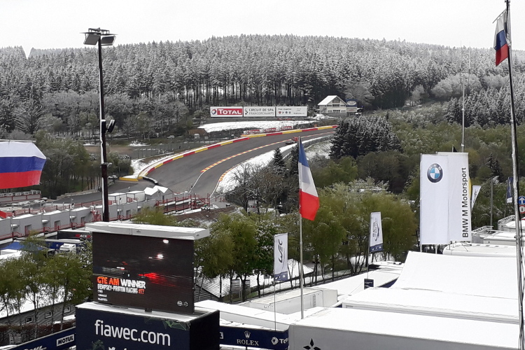 Schnee beim Blick auf Eau Rouge. Der Nebel wurde bereits weniger