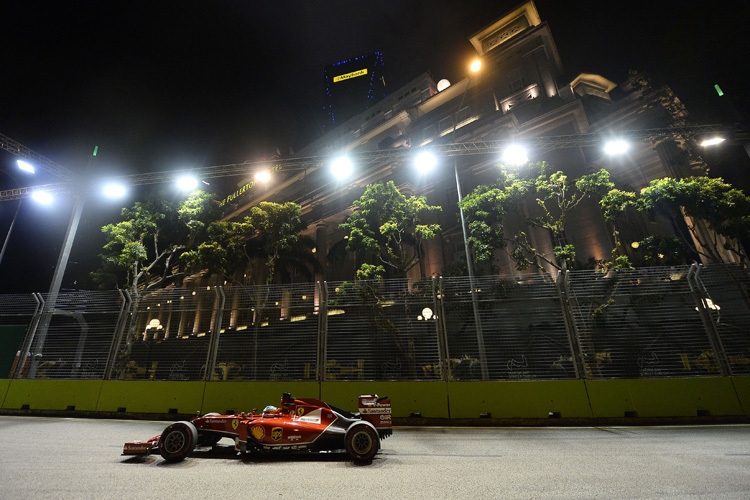 Fernando Alonso vor dem Hotel Fullerton