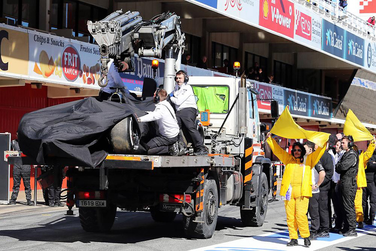 Alonsos Unfallwagen wird an die Box zurückgebracht