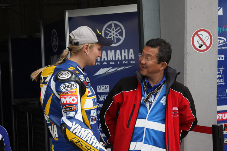 Nina Prinz und Yamaha-Präsident Minoru Morimoto.