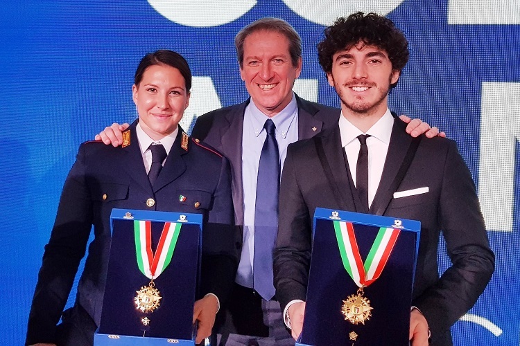 Die Weltmeister Kiara Fontanesi und Francesco Bagnaia mit dem FMI-Präsidenten Giovanni Copioli