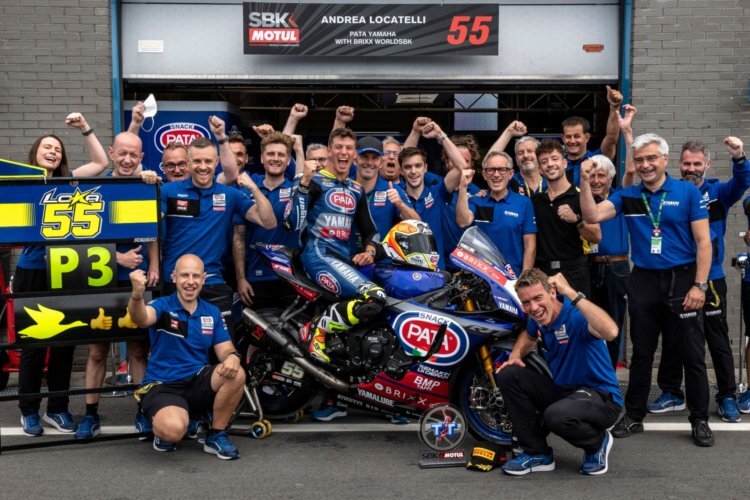 Das Yamaha-Team feierte den dritten Platz von Andrea Locatelli in Assen wie einen Sieg