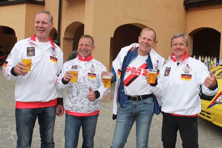 Die DDR-Trophy nach der Zieldurchfahrt: Andreas Cyffka, Jens Thalmann, Uwe Weber, Harald Sturm 